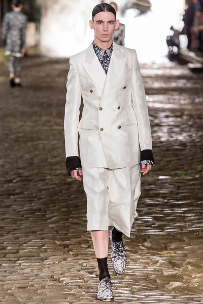 Look 16